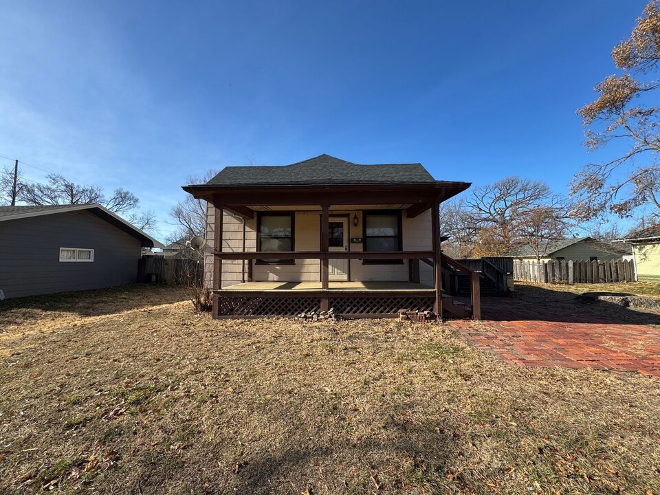 513 Locust St in Halstead, KS - Building Photo