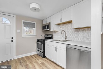 22 Thompson St in Bordentown, NJ - Foto de edificio - Building Photo