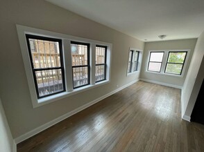 3407 W Fullerton Ave, Unit 3407-2C in Chicago, IL - Foto de edificio - Building Photo