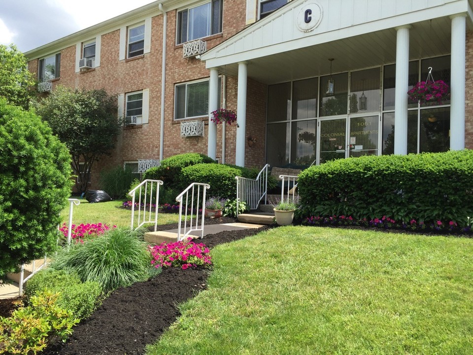 Colonial Grandview in Columbus, OH - Building Photo