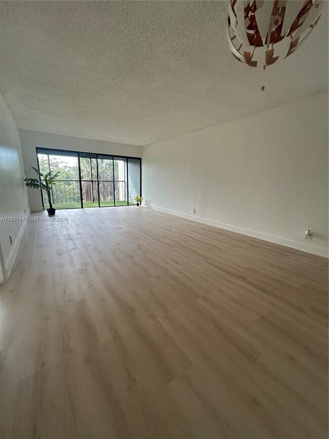 240 Lakeview Dr in Weston, FL - Building Photo - Building Photo