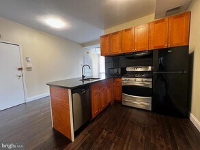 443 Fairmount Ave, Unit D in Philadelphia, PA - Foto de edificio - Building Photo