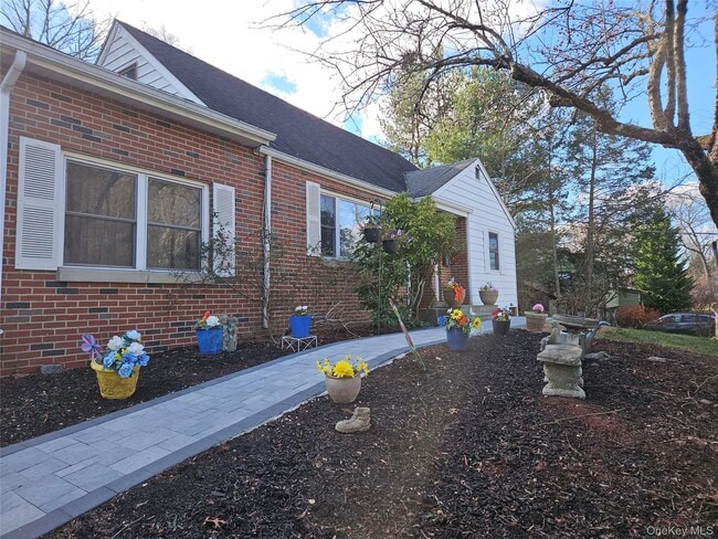 8 Windmill Ln in New City, NY - Foto de edificio - Building Photo