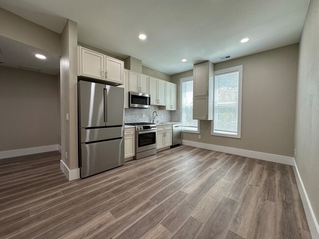 206 W 5th Ave, Unit 206B