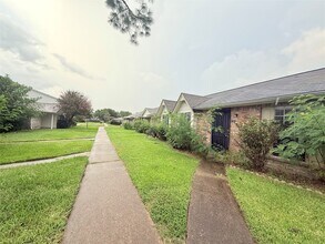 6387 S Briar Bayou Dr in Houston, TX - Foto de edificio - Building Photo