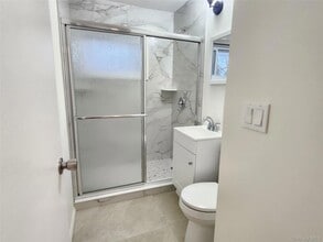 5 Birch Ct in Riverhead, NY - Foto de edificio - Building Photo