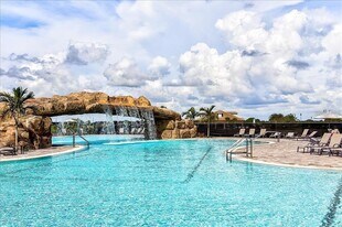 5604 Palmer Cir, Unit 202 in Bradenton, FL - Building Photo