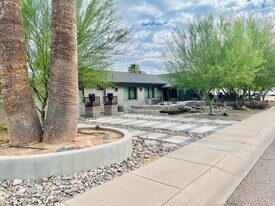 3311 E Cheery Lynn Rd in Phoenix, AZ - Building Photo