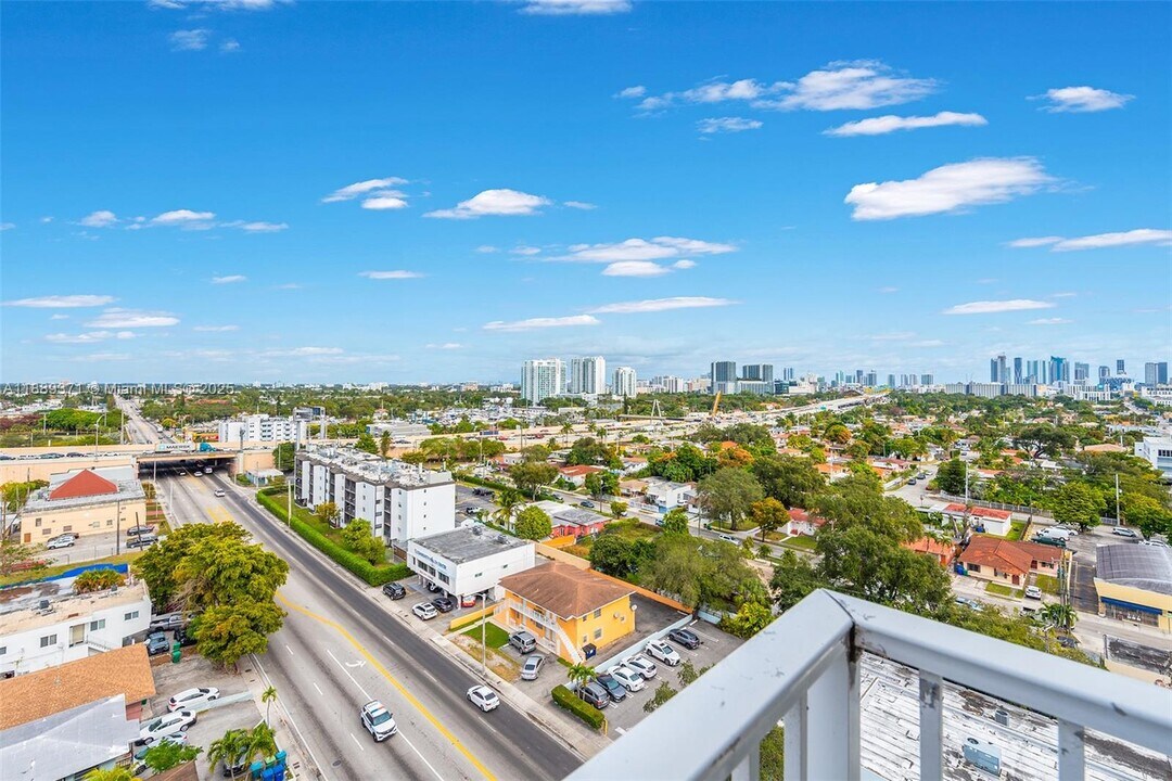 2217 NW 7th St in Miami, FL - Building Photo