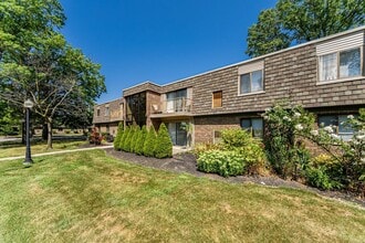 Trenton Place Apartments in Willoughby, OH - Foto de edificio - Building Photo