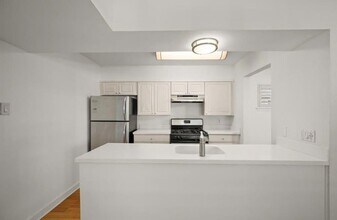 2303 East Side Dr, Unit 219 in Austin, TX - Building Photo - Building Photo