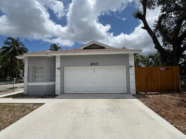 890 NW 25th Ave in Fort Lauderdale, FL - Building Photo - Building Photo