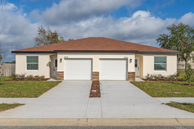 2543 Slim Haywood Ave in Tavares, FL - Foto de edificio - Building Photo