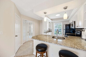 1015 Mainsail Dr in Naples, FL - Foto de edificio - Building Photo
