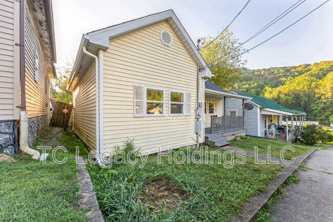 8 Mc Gary Ave in Weston, WV - Building Photo - Building Photo