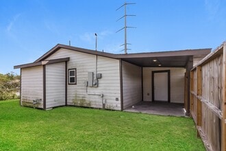 11215 Munn St in Houston, TX - Foto de edificio - Building Photo