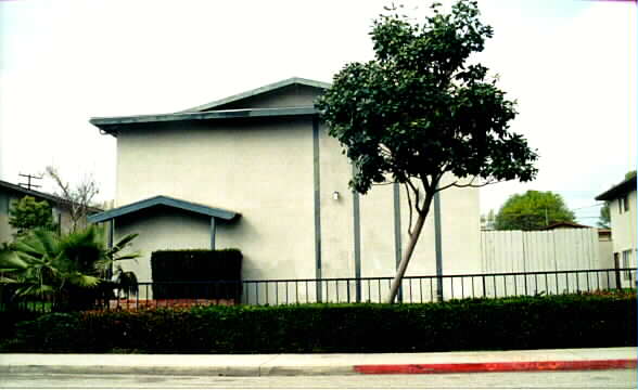 4740 Bandera St in Montclair, CA - Foto de edificio - Building Photo