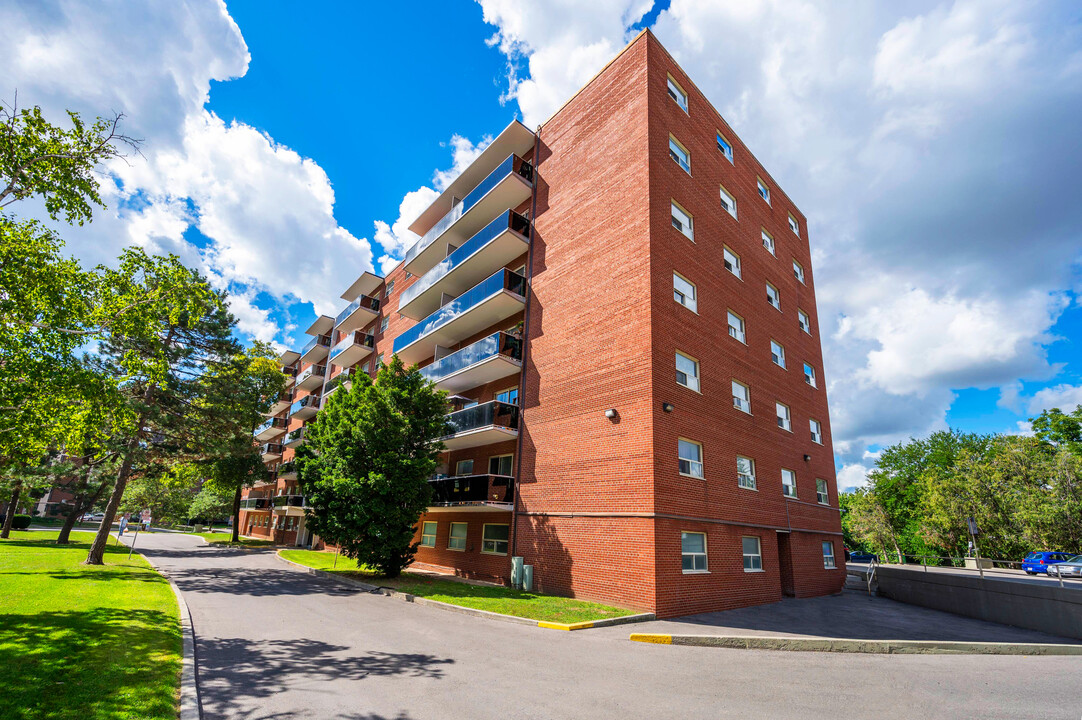 Seville East in Mississauga, ON - Building Photo