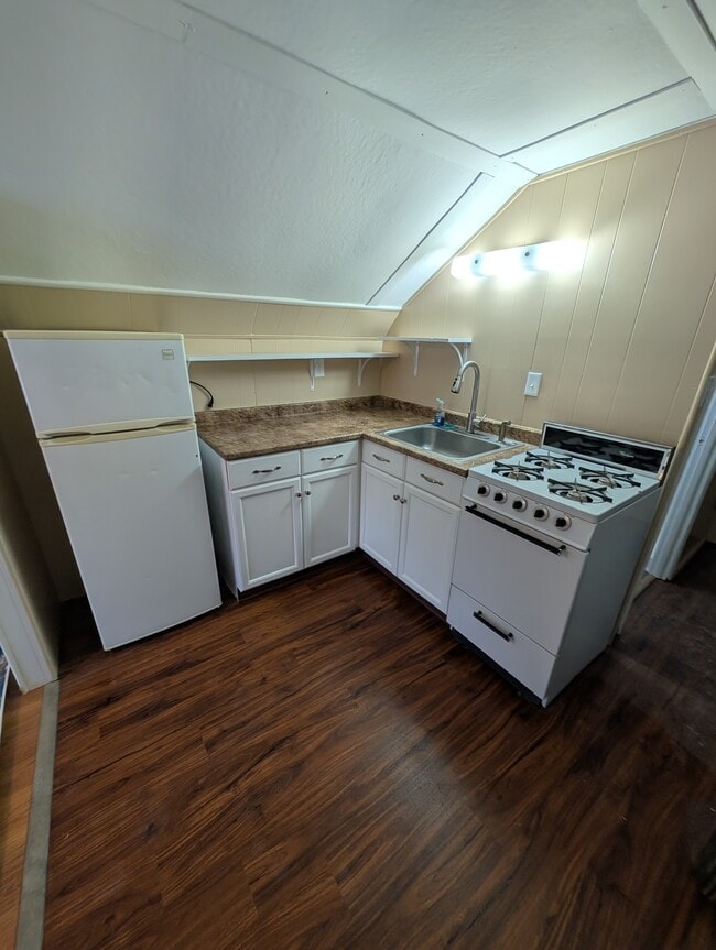 256 Sargent Rd, Unit Studio apartment