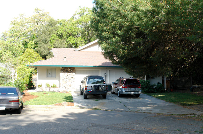 431 Pheasant Ln in Santa Rosa, CA - Building Photo - Building Photo