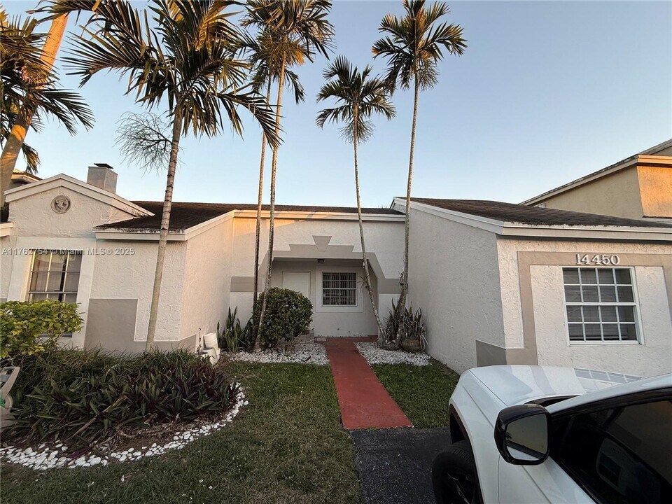14450 SW 95th Terrace in Miami, FL - Building Photo