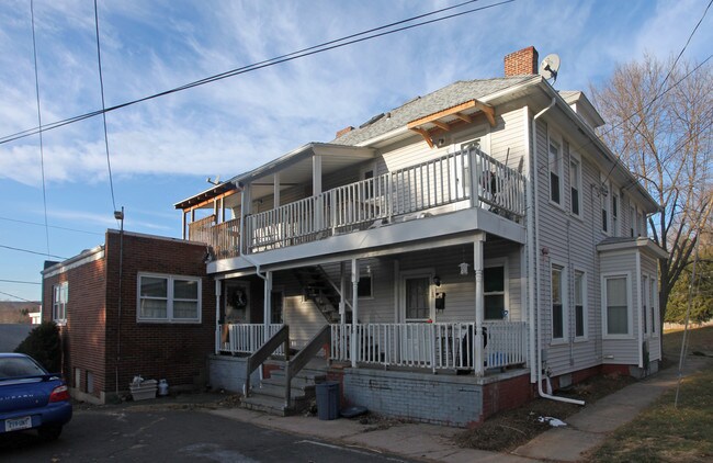 435 W Main St in Cheshire, CT - Foto de edificio - Building Photo