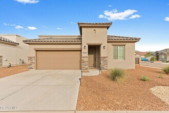 824 Paseo Solar Dr in Horizon City, TX - Foto de edificio - Building Photo