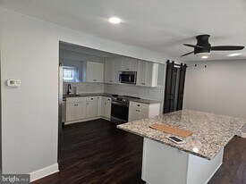 414 Delaware Ave in Croydon, PA - Building Photo