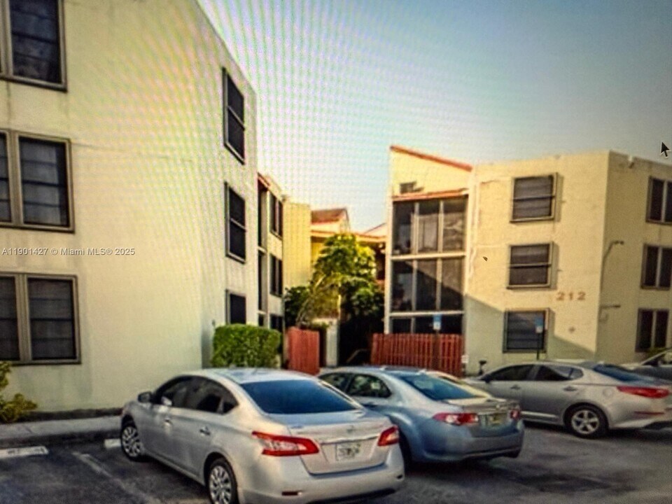 212 Lake Pointe Dr in Oakland Park, FL - Foto de edificio