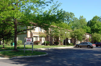 Oakwood Gardens in Holland, OH - Building Photo - Building Photo