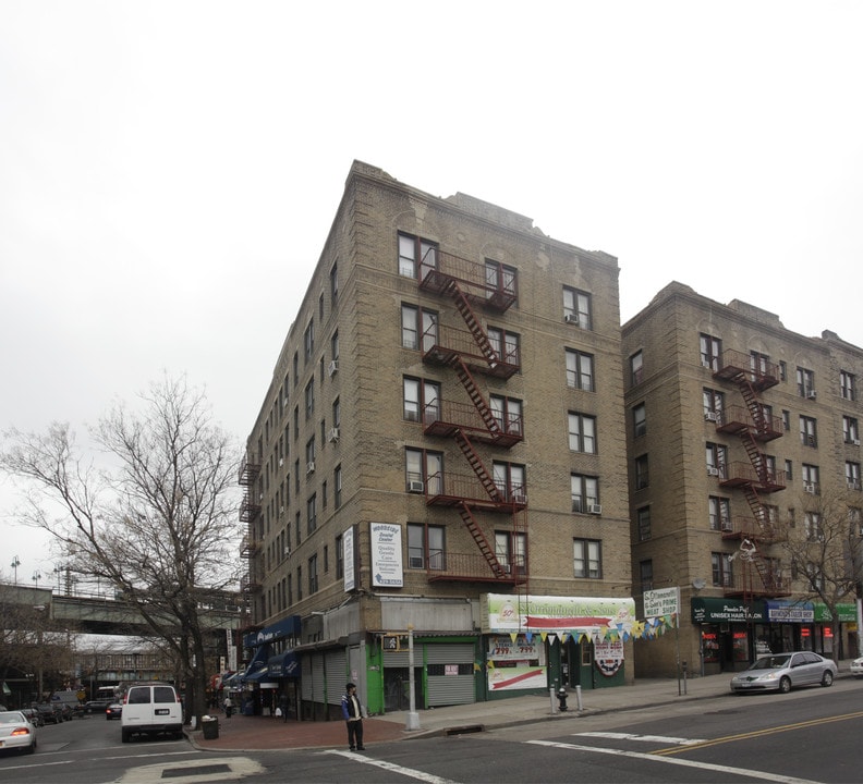 6107 Woodside Ave in Woodside, NY - Foto de edificio