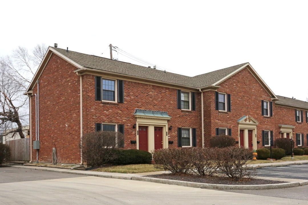 Hampton Court Condominiums in Evansville, IN - Foto de edificio