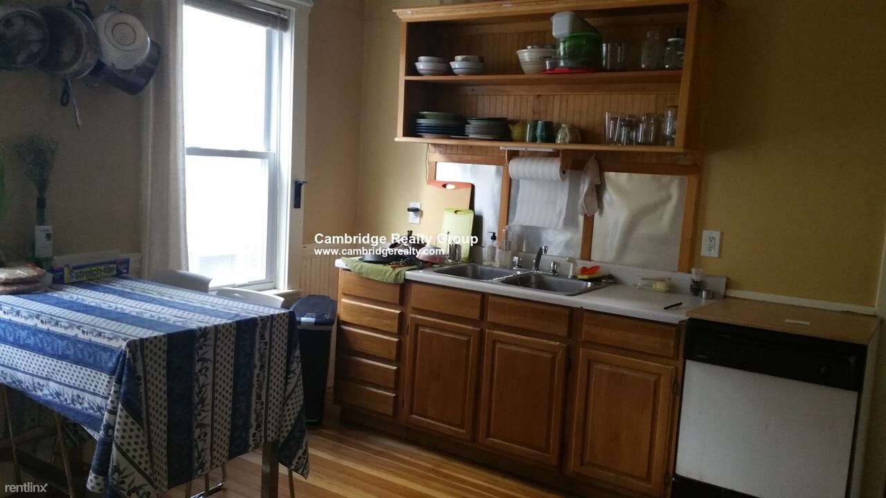 25 Fainwood Cir-Unit -# 1 in Cambridge, MA - Foto de edificio