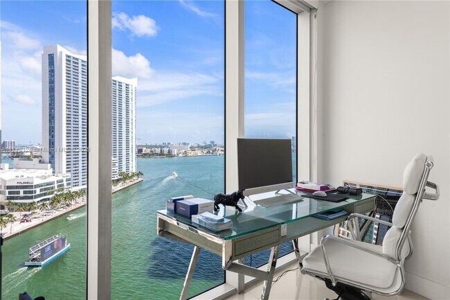 465 Brickell Ave in Miami, FL - Foto de edificio - Building Photo