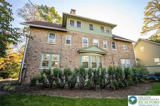 313 Edgewood Dr, Unit B in Ambler, PA - Building Photo - Building Photo
