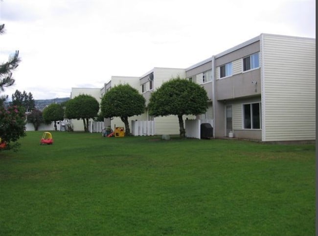 963 Schubert Dr in Kamloops, BC - Building Photo - Building Photo