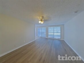 6801 Wayside Ct in Tampa, FL - Foto de edificio - Building Photo