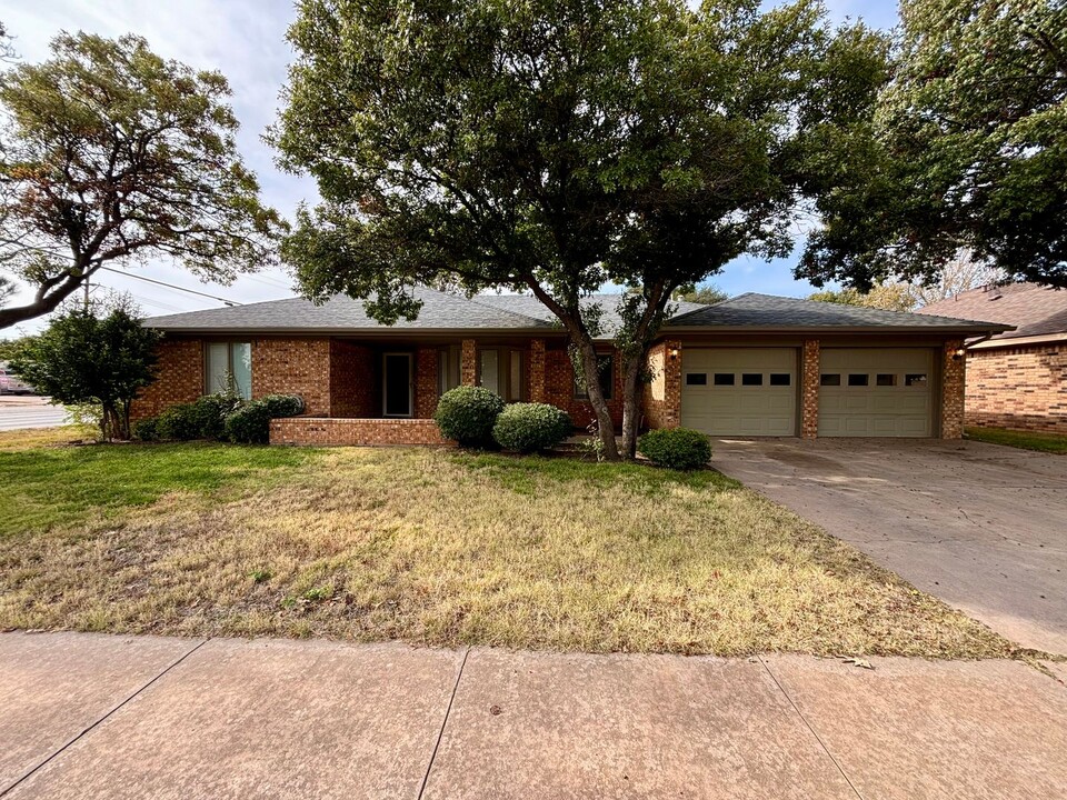 9714 Knoxville Ave in Lubbock, TX - Building Photo