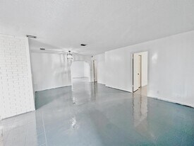 207 Huron Pl in West Palm Beach, FL - Building Photo