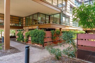 7161 E Rancho Vista Dr in Scottsdale, AZ - Building Photo