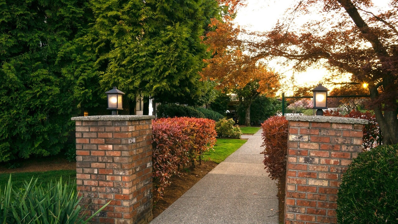 Cedar Lodge Apartments in Surrey, BC - Building Photo