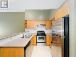 7088-7088 17th Ave in Burnaby, BC - Building Photo - Building Photo