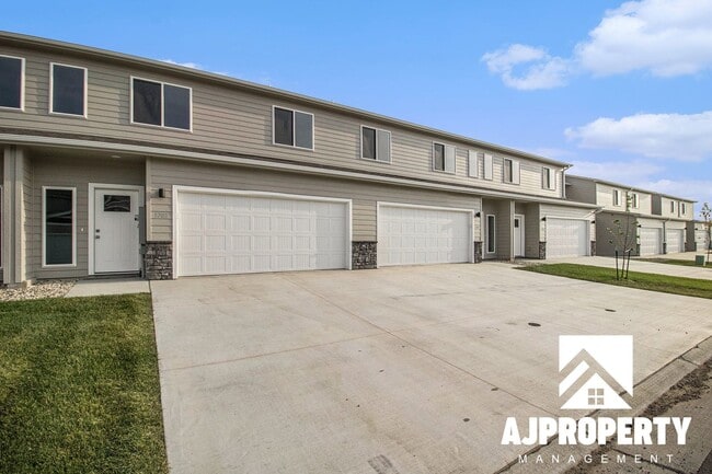 5702 E Avett Pl in Sioux Falls, SD - Building Photo - Building Photo