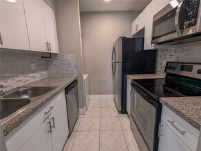 10224 Twin Lakes Dr in Coral Springs, FL - Building Photo - Building Photo