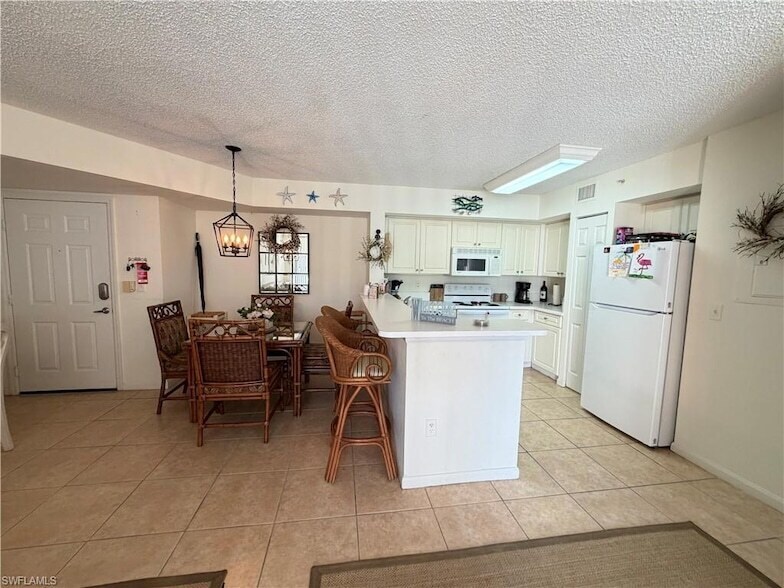 1220 Wildwood Lakes Blvd in Naples, FL - Building Photo