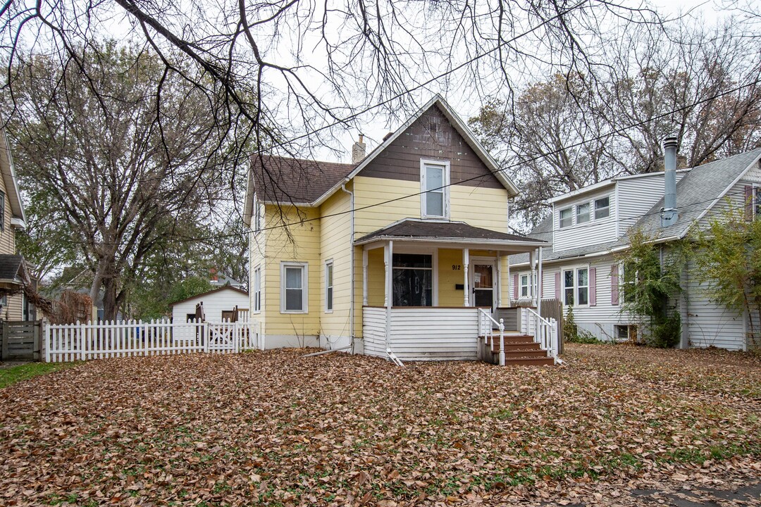 912 9th St N in Fargo, ND - Building Photo