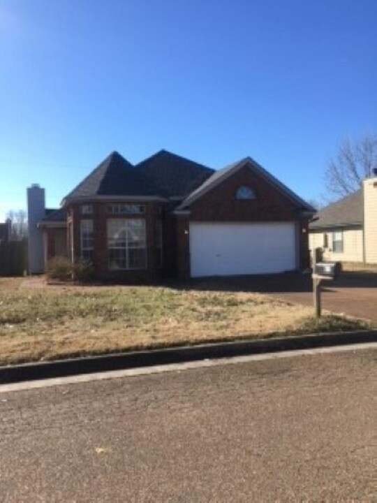 7001 Juanita Cir S in Memphis, TN - Building Photo