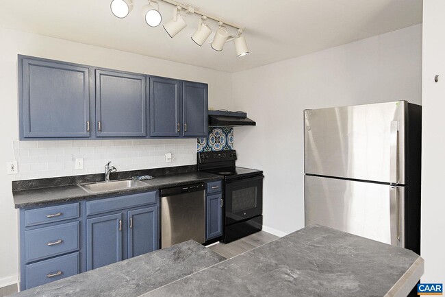 1217 Villa Ln in Charlottesville, VA - Building Photo - Building Photo