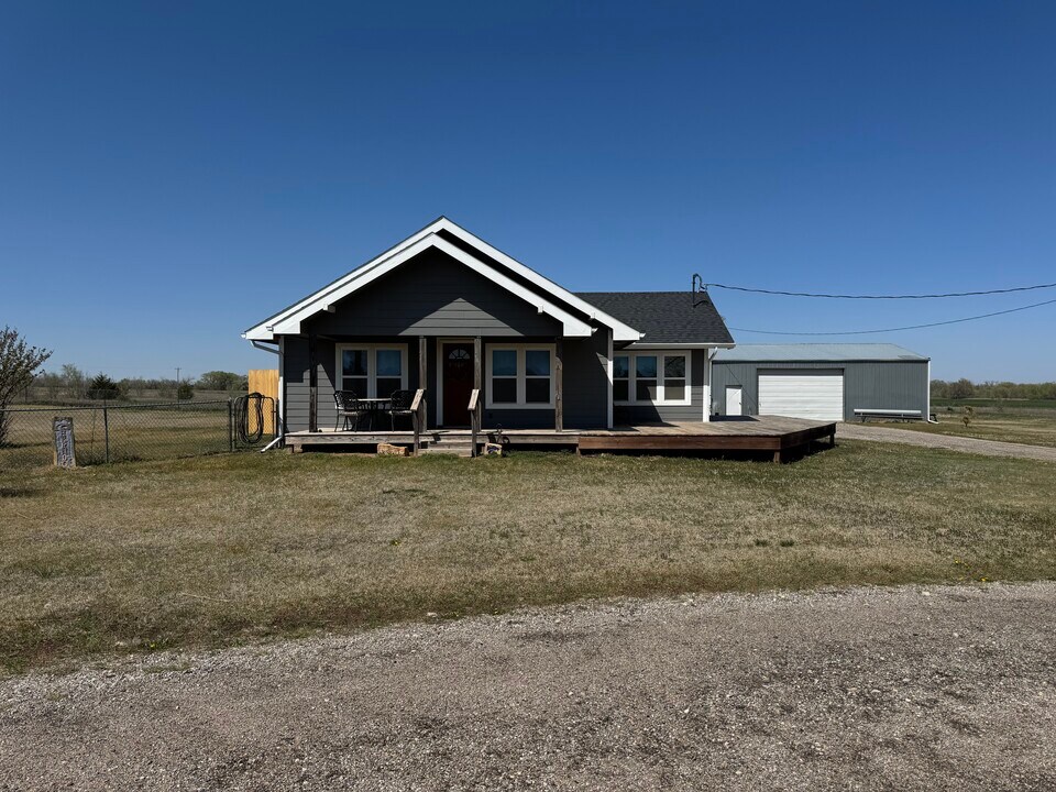 39030 W 4th St N in Cheney, KS - Building Photo