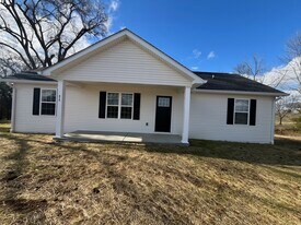 515 Armstrong Rd in Castalian Springs, TN - Building Photo